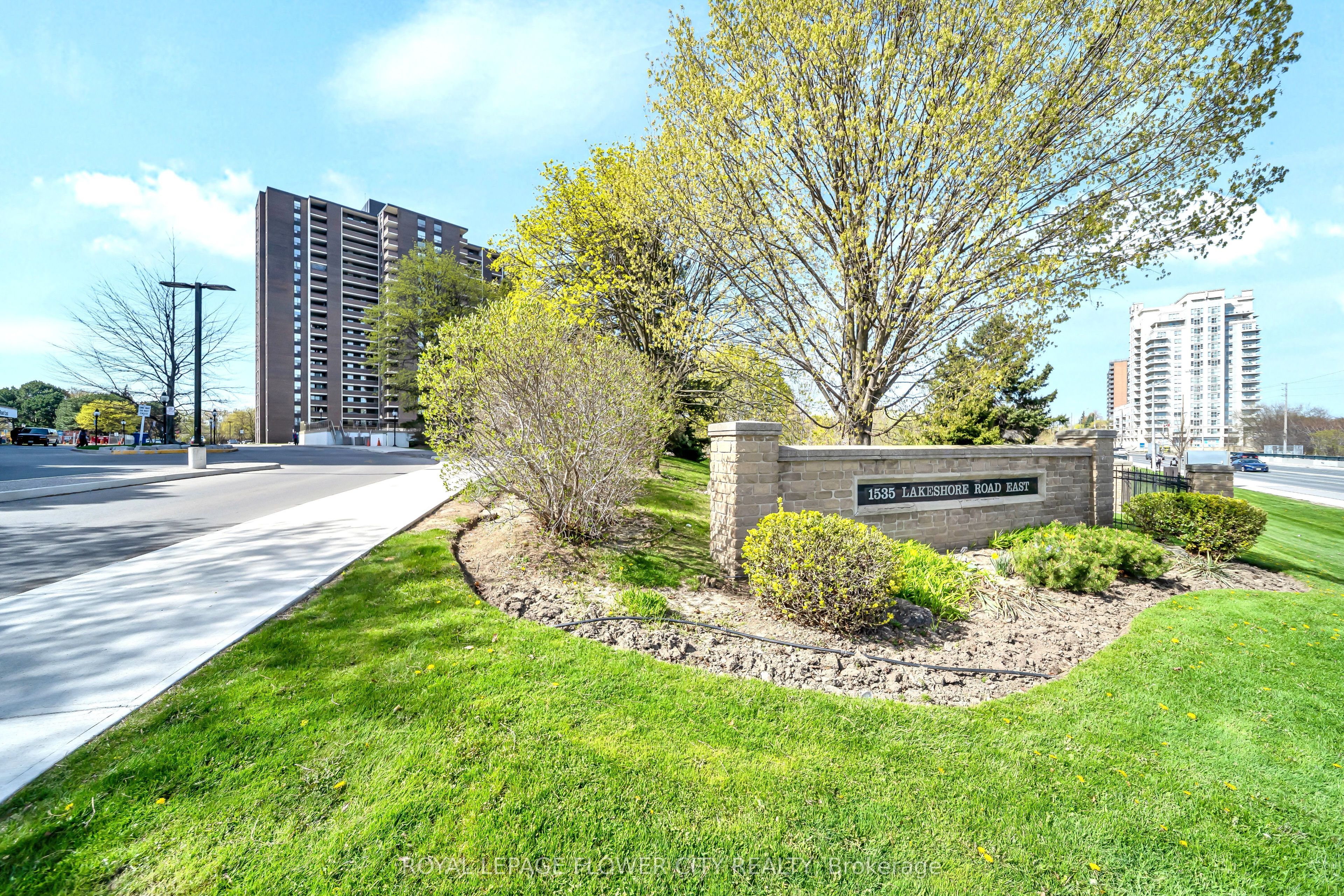 305-1535 Lakeshore Road E, Mississauga, ON, L5E 3E2