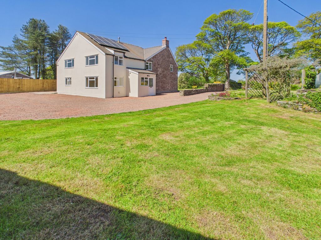 5 bed detached house to rentDevauden NP16 photo 2