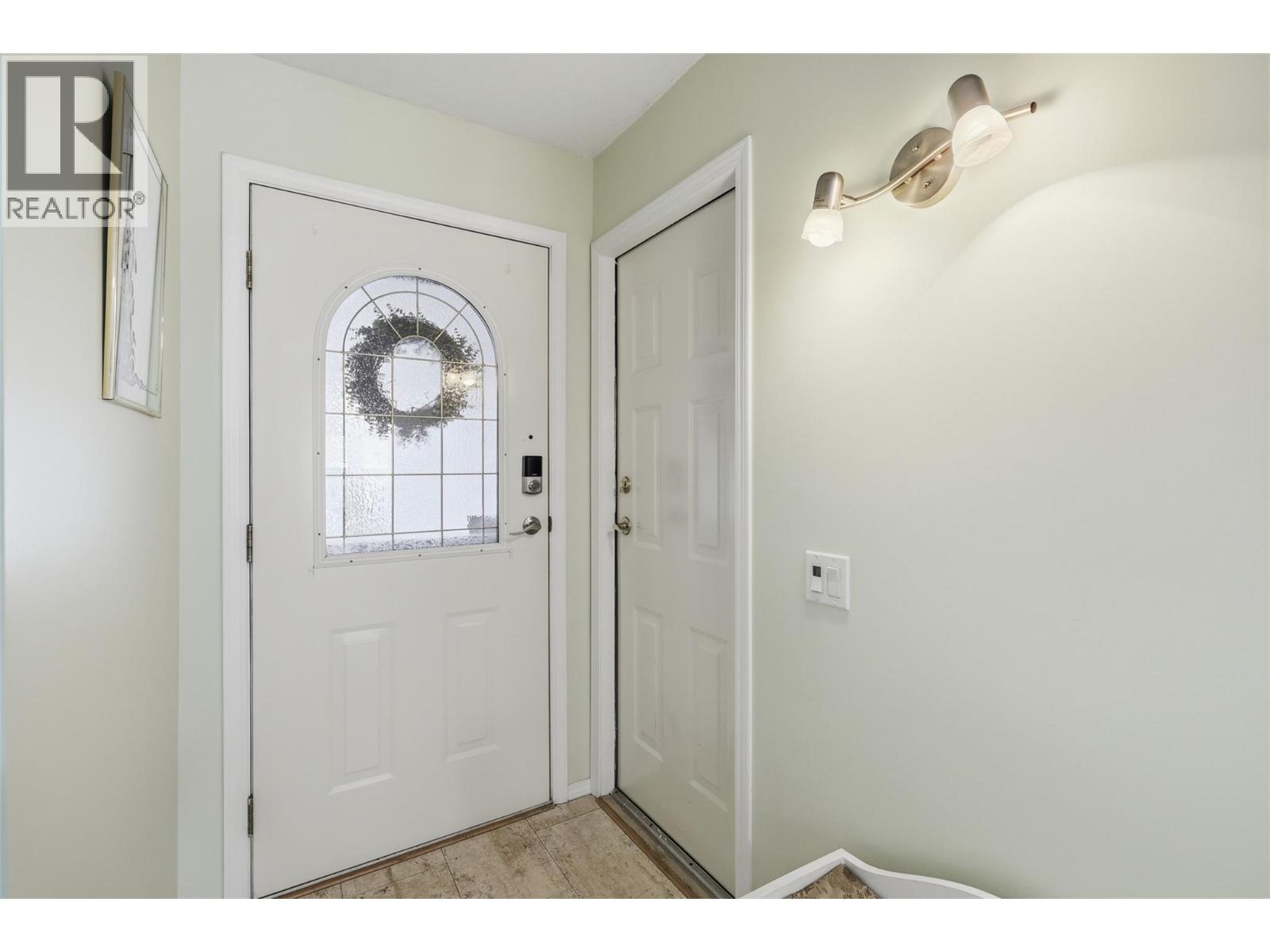 Additional image 3 of 4-1195 14 Street, Kamloops, BC, V2B8L1