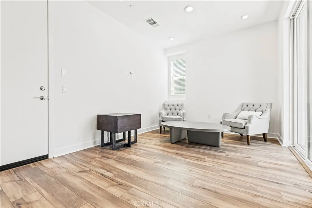 Additional image 3 of 609 S Lyon Street, Santa Ana, CA 92705