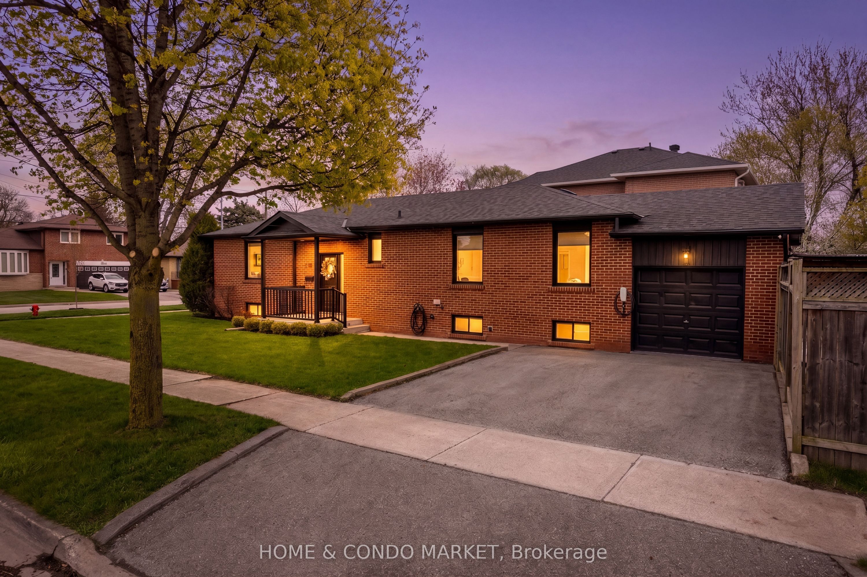 1392 Northmount Avenue, Mississauga, ON, L5E 1Y5