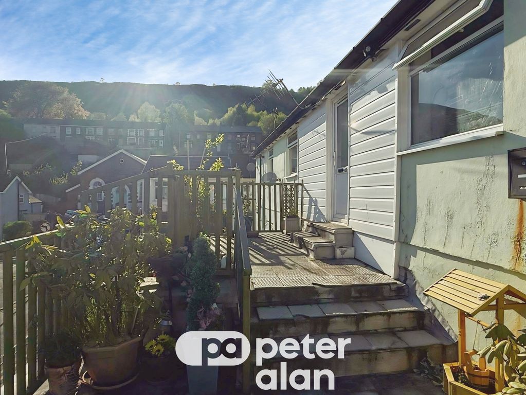 2 bed flat to rentYnyshir Road, Porth CF39