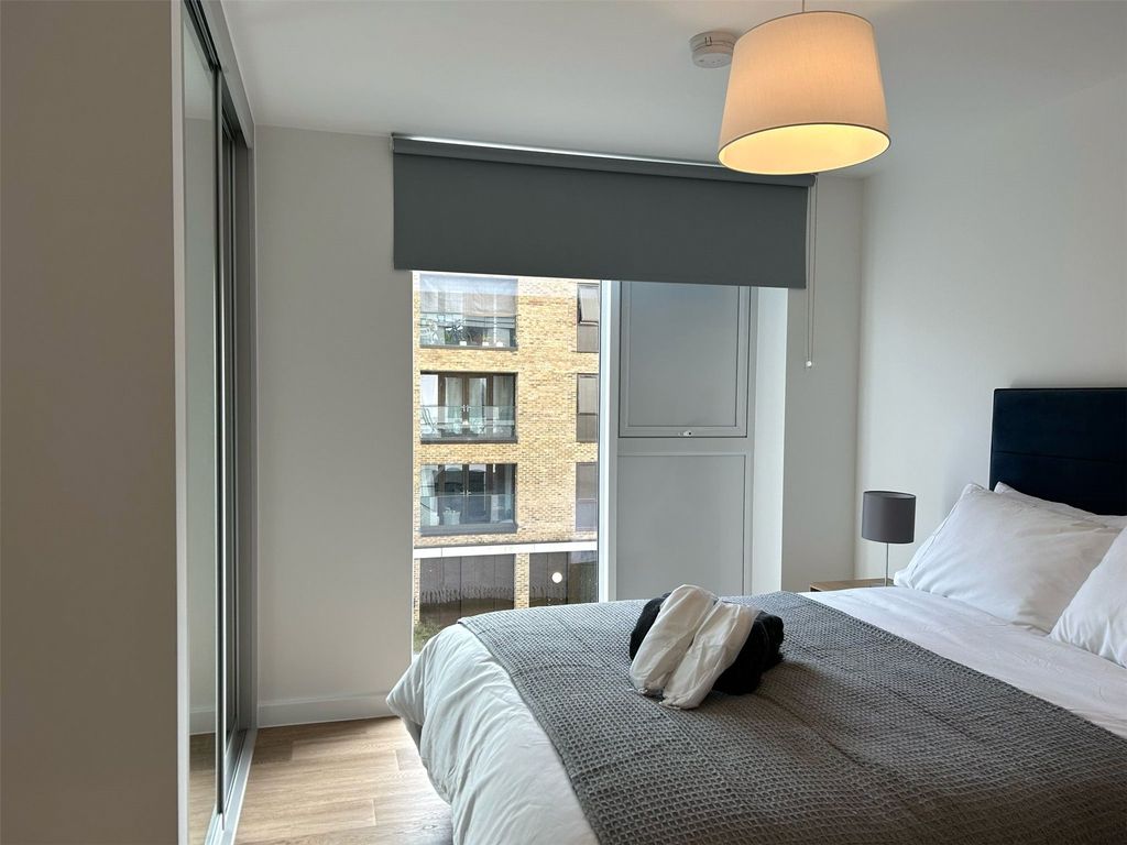 2 bed flat to rentSpitfire Chase, Walton-On-Thames, Surrey KT12