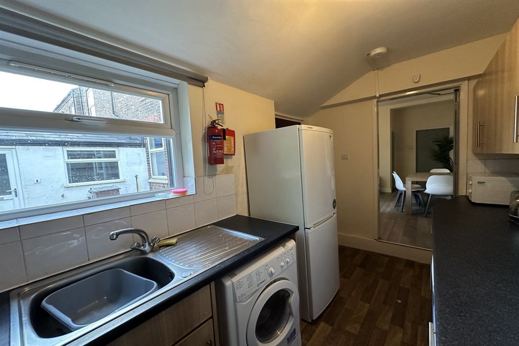 4 bed shared accommodation to rentCity Road, Dunkirk NG7 photo 3