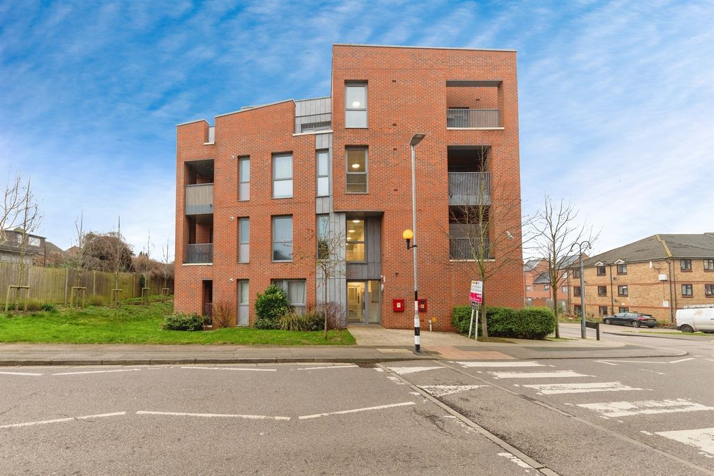 1 bed flat for saleThe Ridgeway, Hertford SG14