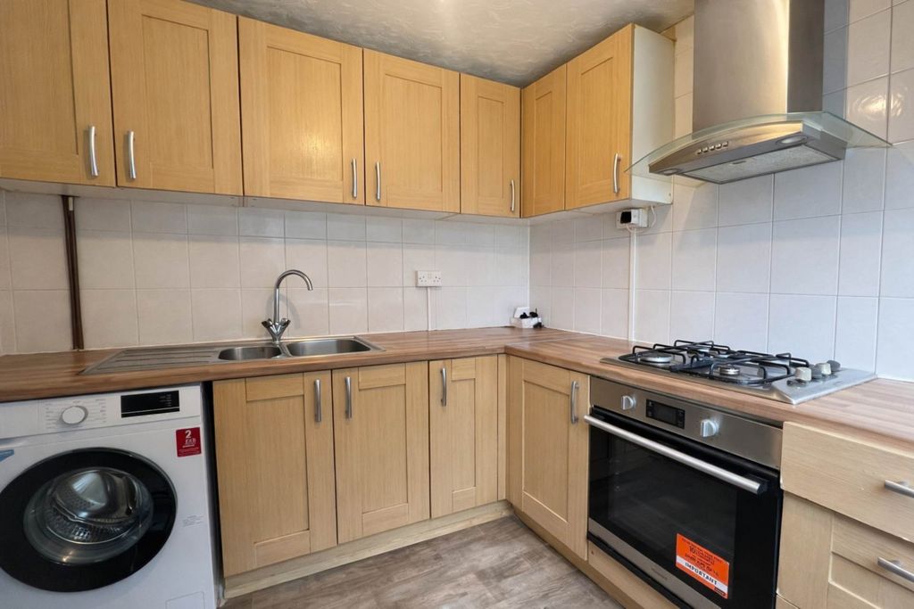 Additional image 7 of 4 bed semi-detached house to rentChertsey Close, Luton LU2