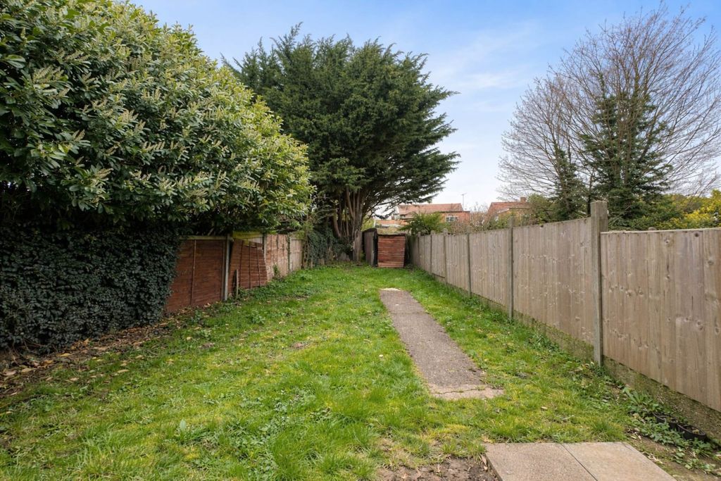 Additional image 2 of 4 bed semi-detached house to rentChertsey Close, Luton LU2