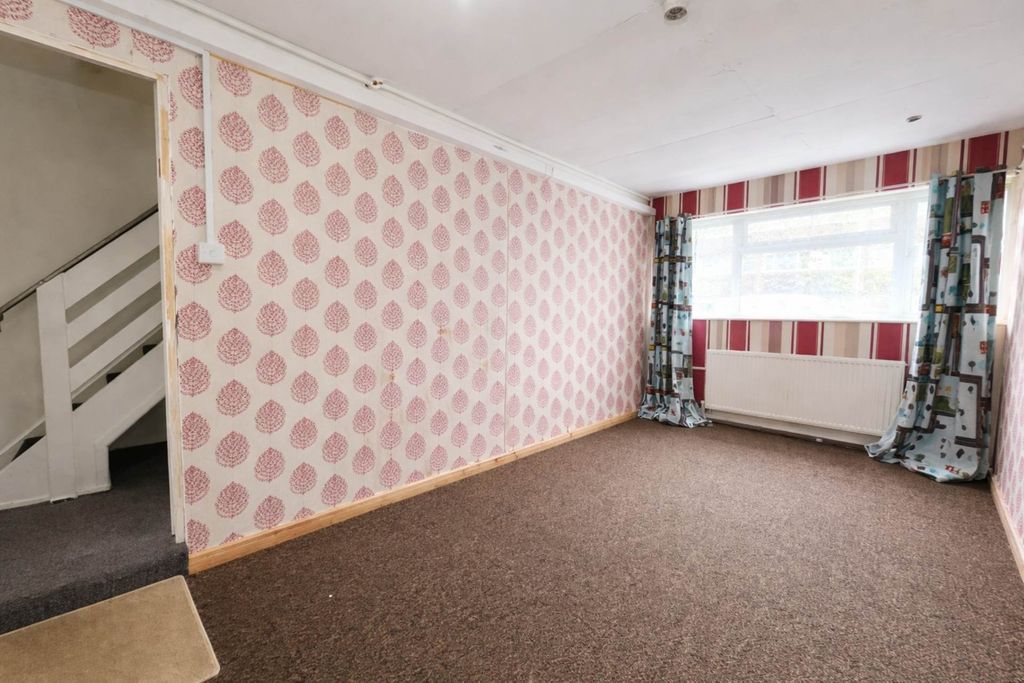 Additional image 4 of 4 bed semi-detached house to rentChertsey Close, Luton LU2