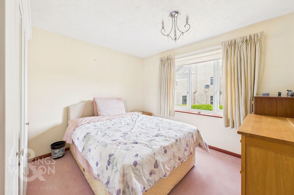 2 bed flat for saleParkside Court, Diss IP22 photo 5