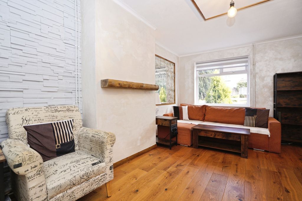 Additional image 4 of 4 bed semi-detached house for saleBeechwood Court, Dunstable LU6