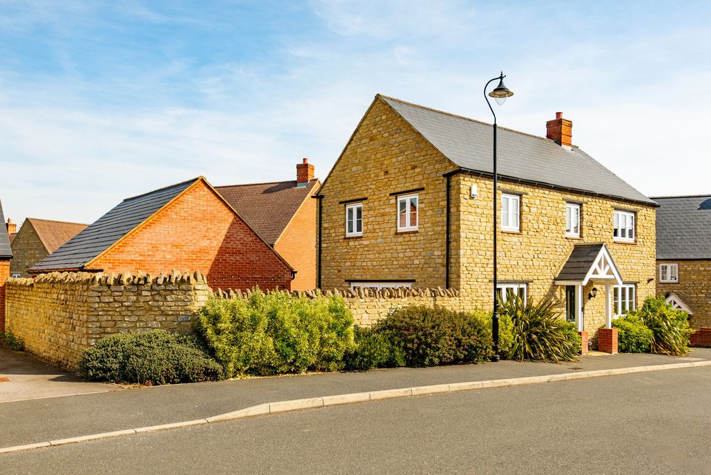 4 bed detached house for saleRoberts Road, Silverstone NN12