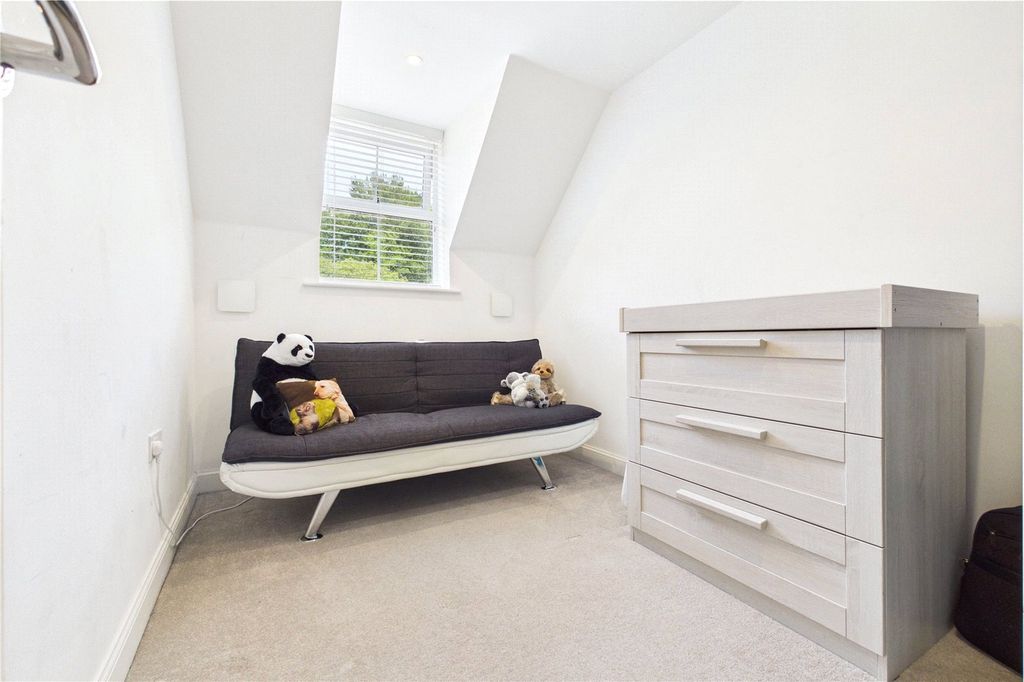 Additional image 8 of 2 bed flat to rentHutton Close, Newbury, Berkshire RG14
