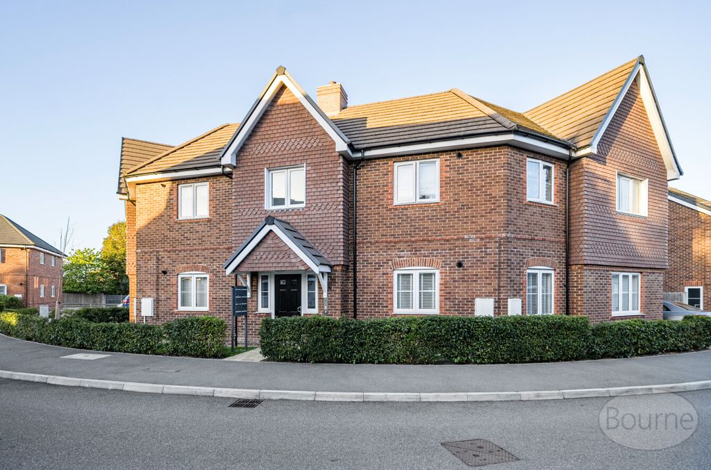 2 bed flat for saleCarpenters Way, Badshot Lea, Farnham, Surrey GU9