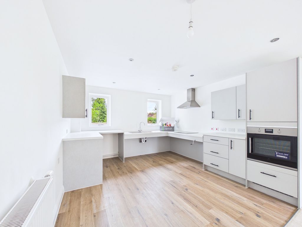 2 bed flat to rentBrook Close, Swindon SN3 photo 3