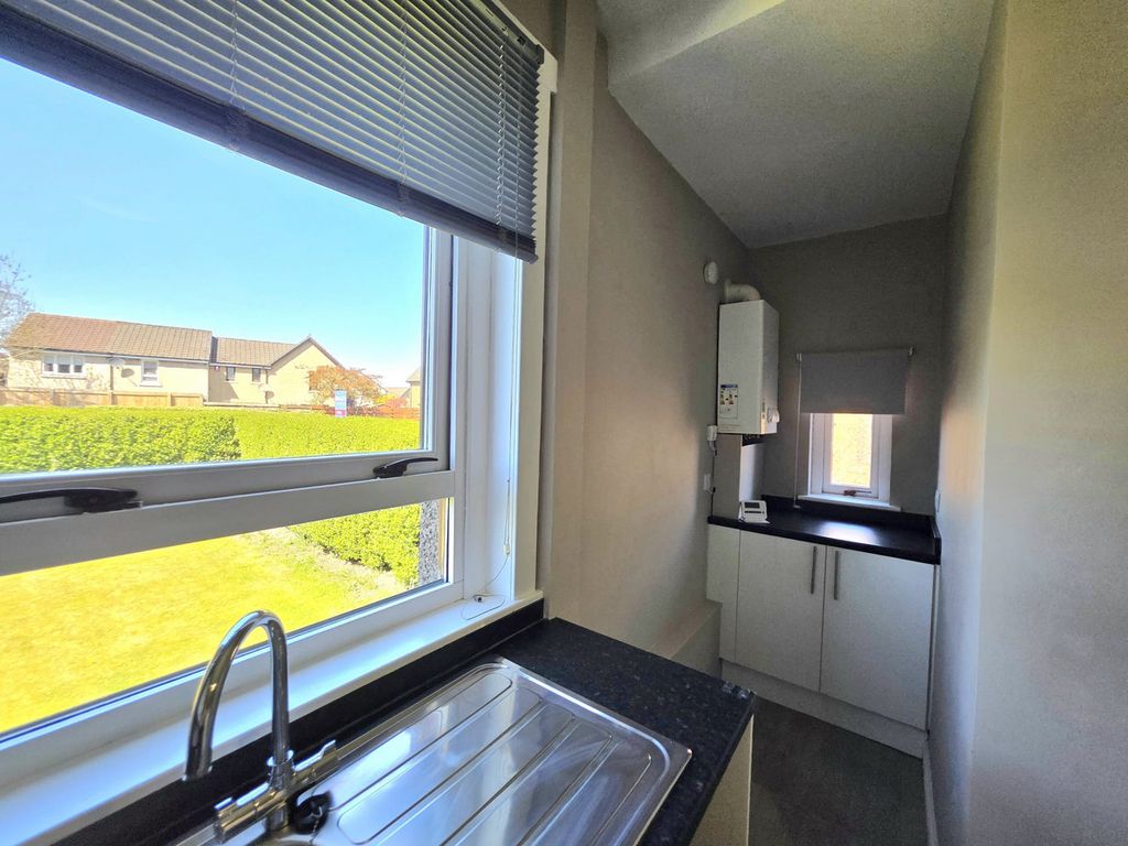 2 bed flat to rentWhiteside, Bathgate EH48 photo 5