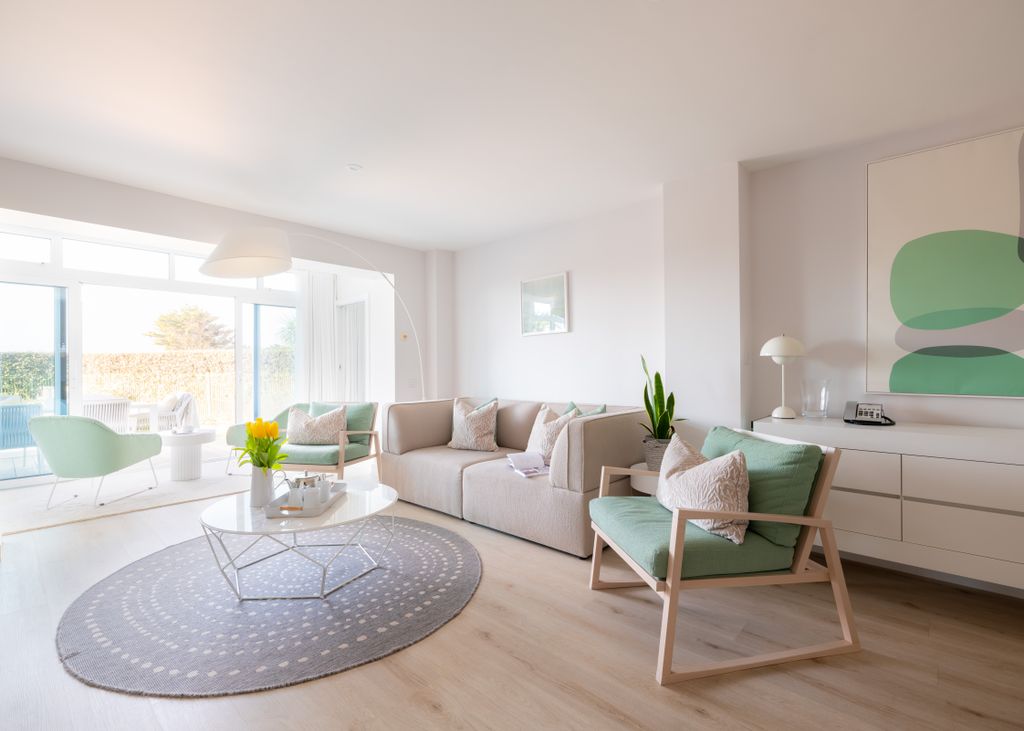3 bed flat for saleTrebetherick PL27 photo 5