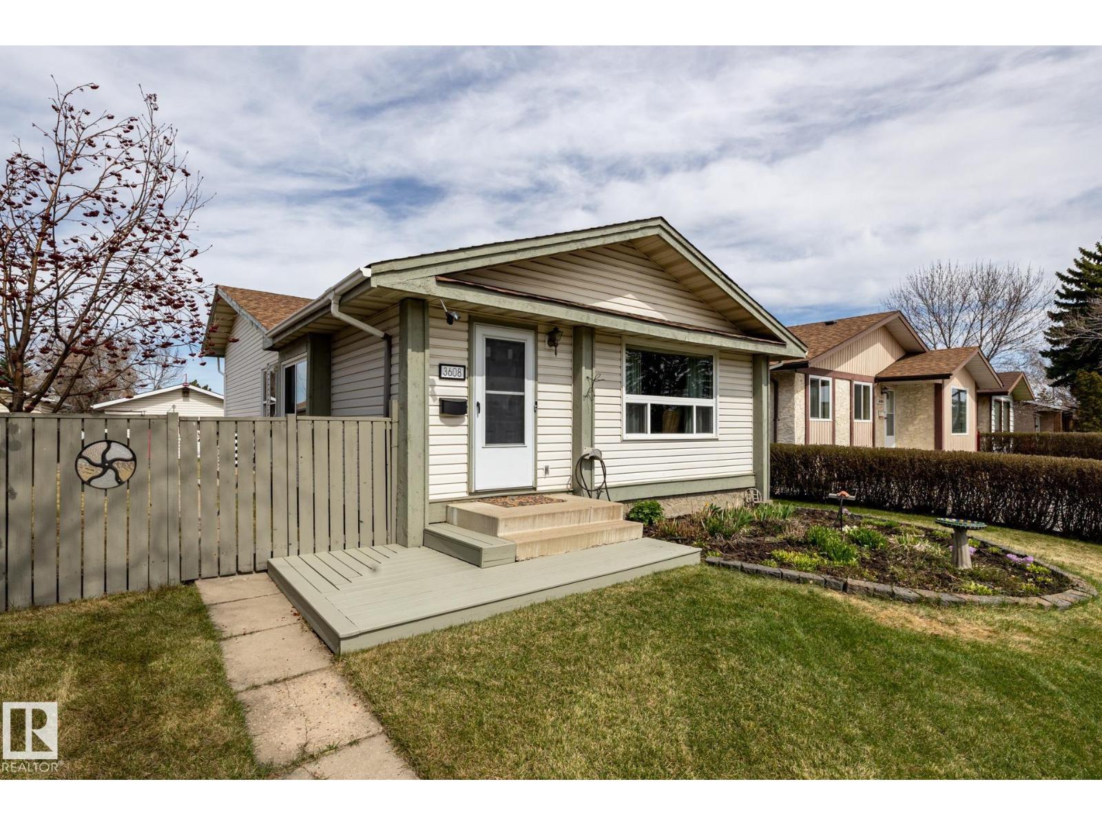 Additional image 2 of 3608 16a Avenue NW, Edmonton, AB, T6L2N4