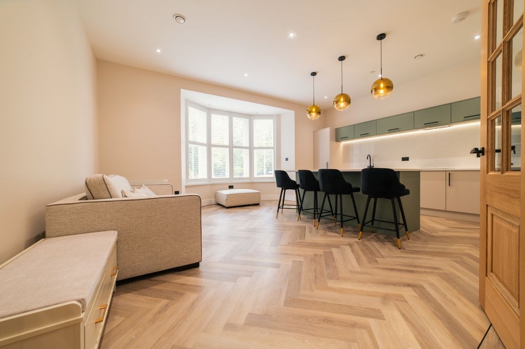 Additional image 2 of 3 bed flat to rentPark Place, City Centre CF10