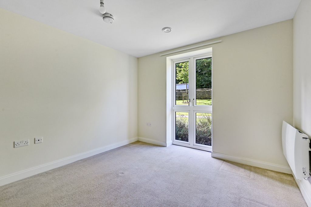 2 bed flat to rentBingley BD16 photo 5