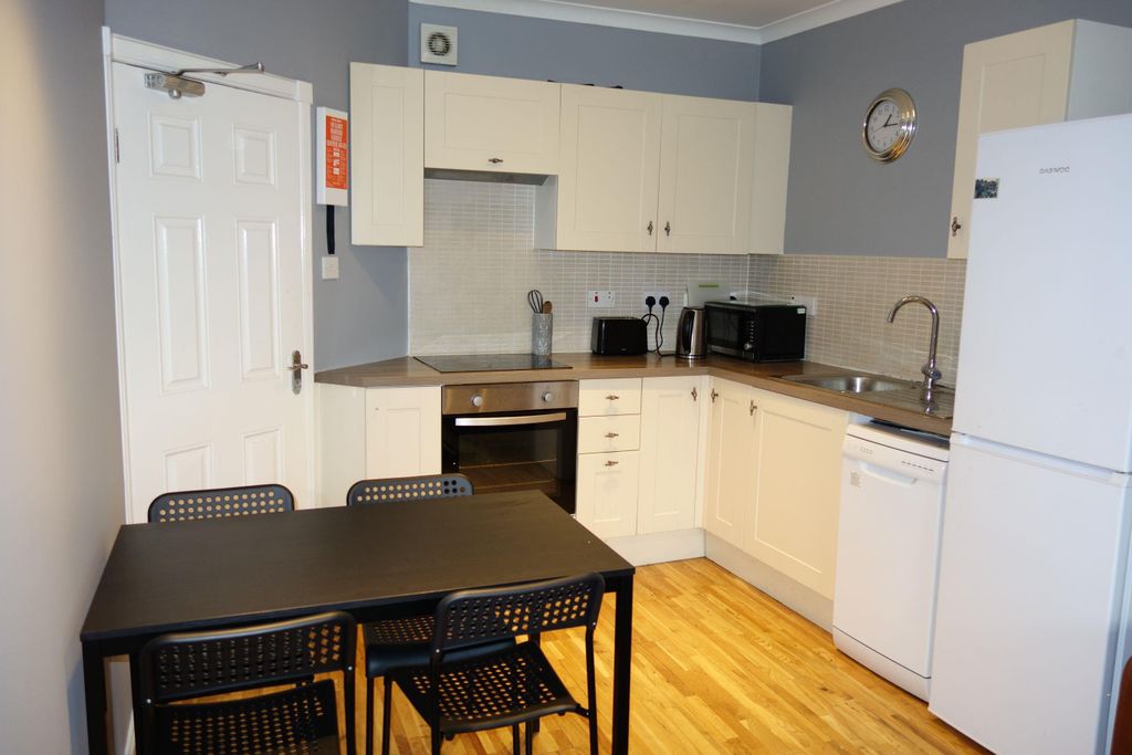4 bed shared accommodation to rentShiprow, Aberdeen AB11 photo 2
