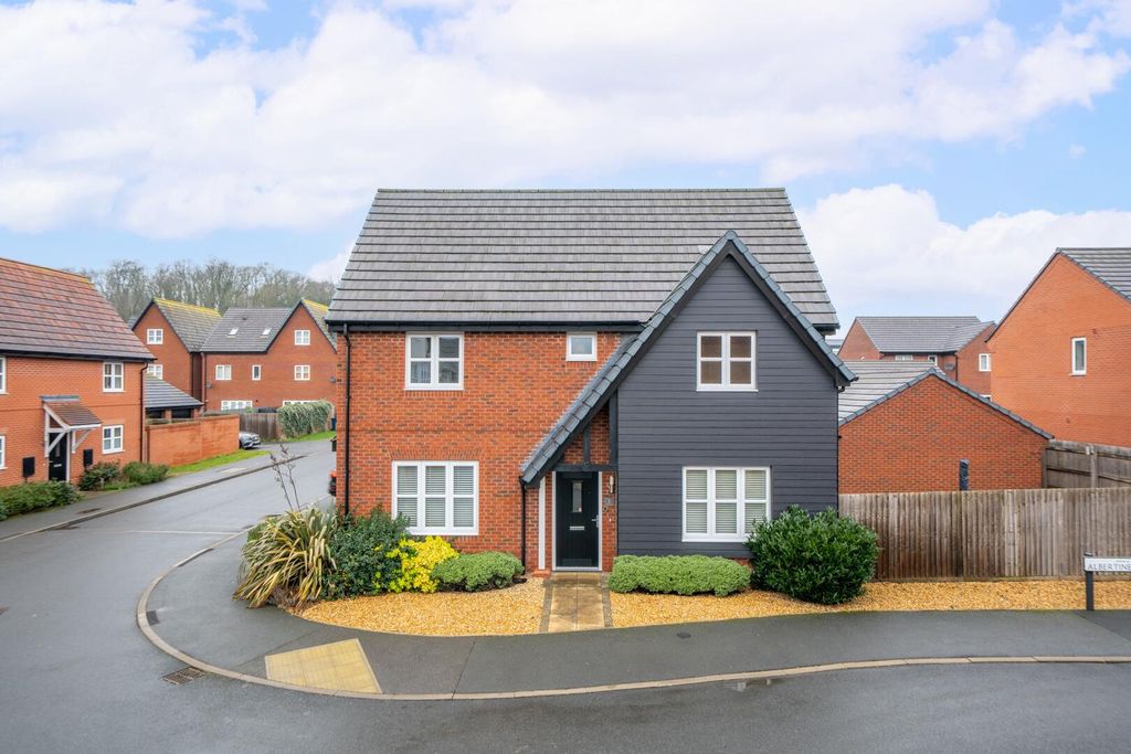 4 bed detached house for saleAlbertine Gardens, Edwalton, Nottingham NG12