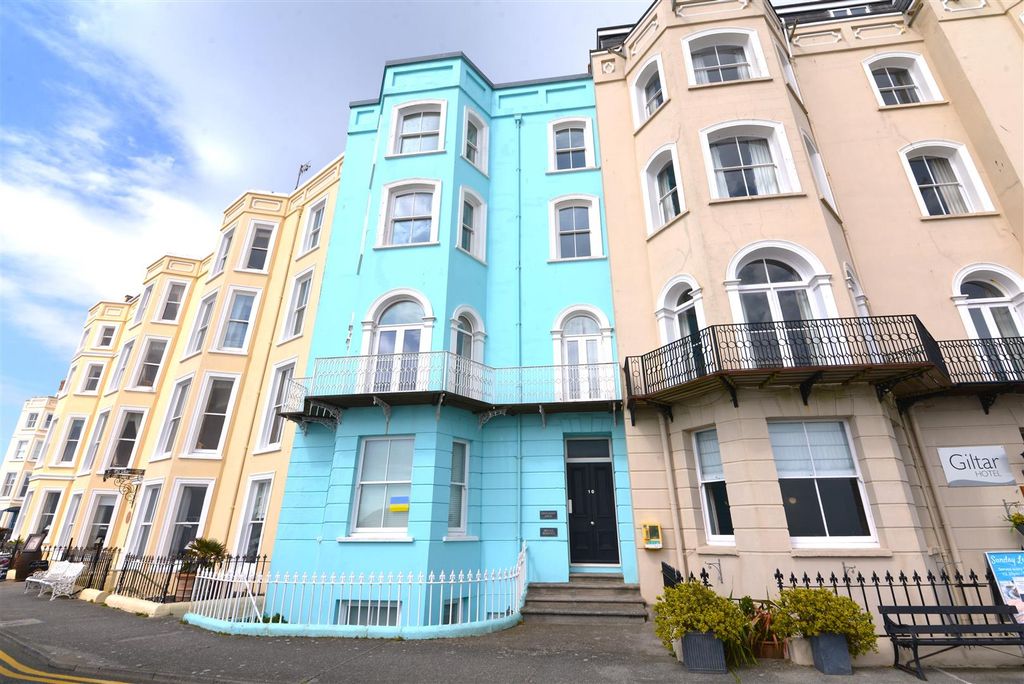 2 bed flat to rentThe Esplanade, Tenby SA70