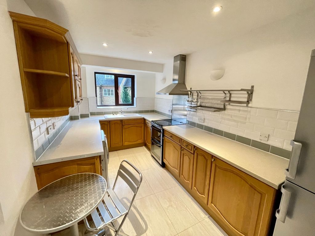 Additional image 3 of 3 bed flat to rentThe Wickets, Luton, Bedfordshire LU2