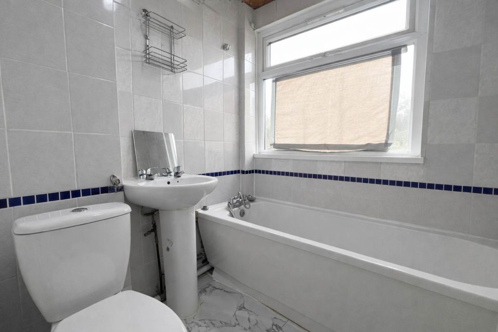 Additional image 5 of 4 bed semi-detached house to rentChertsey Close, Luton LU2