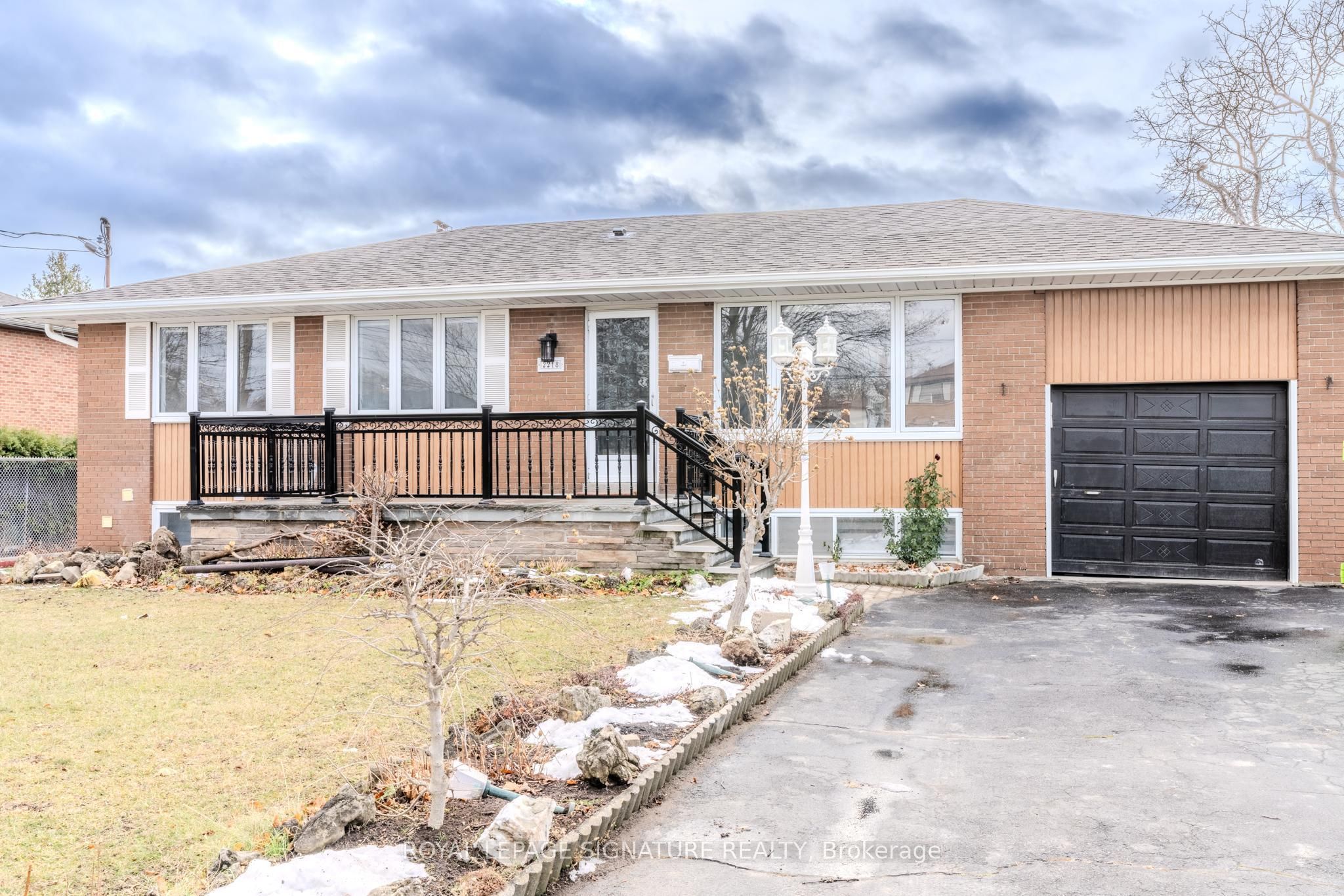 2218 Cliff Road, Mississauga, ON, L5A 2N9