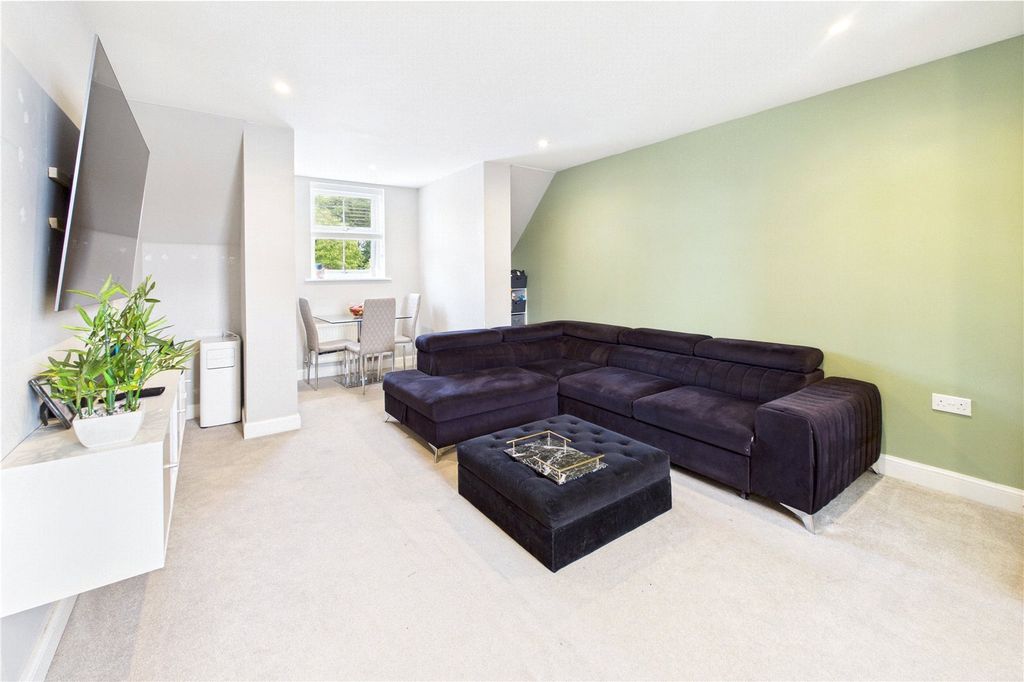 Additional image 9 of 2 bed flat to rentHutton Close, Newbury, Berkshire RG14