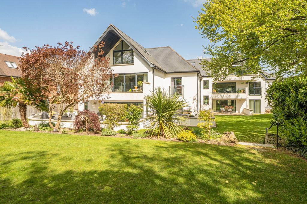 Additional image 18 of 3 bed flat for saleSouth Park Crescent, Gerrards Cross, Buckinghamshire SL9