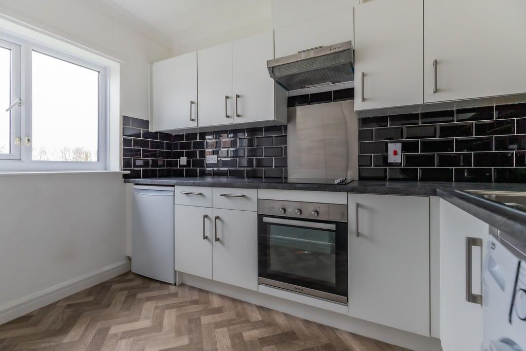 2 bed flat to rentMariners Heights, Penarth CF64 photo 5