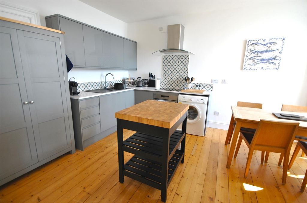 Additional image 6 of 2 bed flat to rentThe Esplanade, Tenby SA70