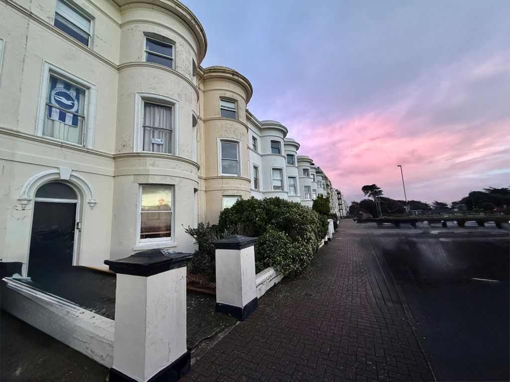 3 bed flat to rentSouth Terrace, Littlehampton, West Sussex BN17