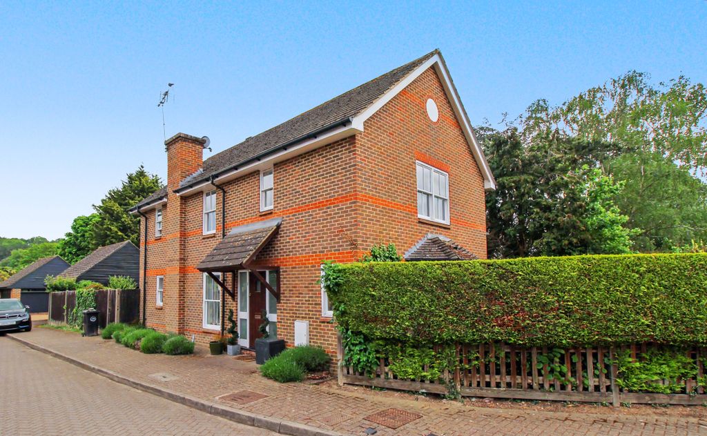 3 bed detached house to rentBrisson Close, West End, Esher KT10