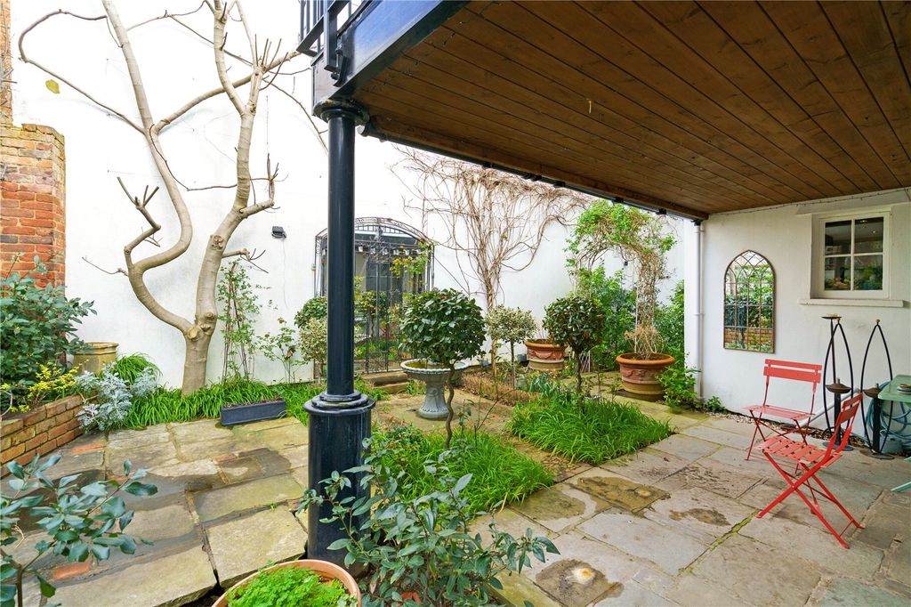 Additional image 11 of 2 bed flat to rentRoyal Crescent, Cheltenham, Gloucestershire GL50