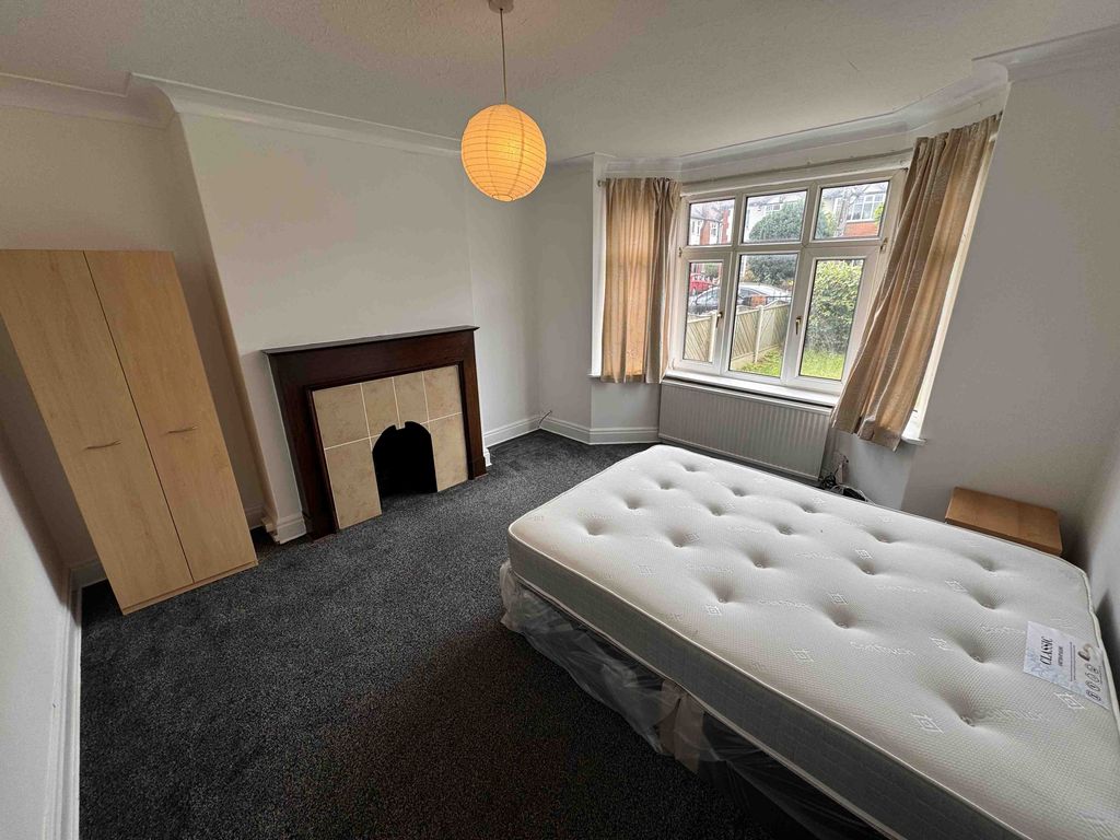 Additional image 8 of 4 bed semi-detached house to rentSt Annes Road, Headingley, Leeds LS6