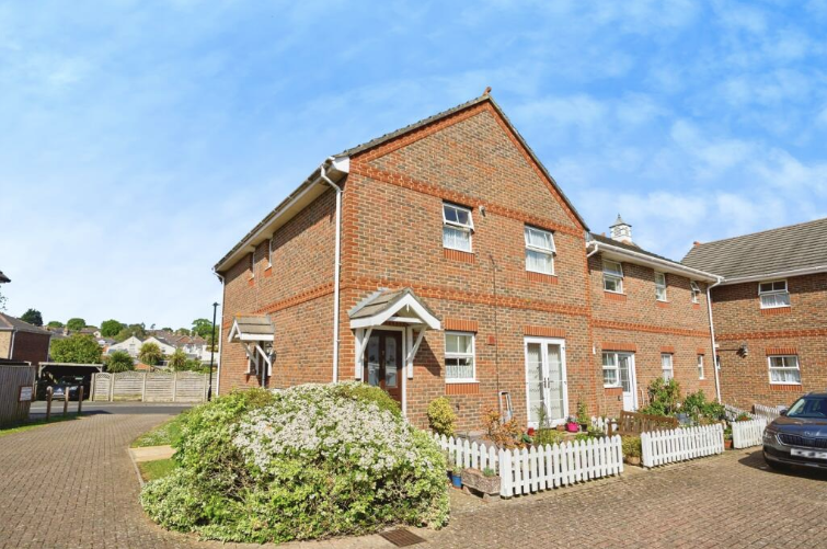 2 bed maisonette to rentCemetery Road Bakers Court, Ryde PO33
