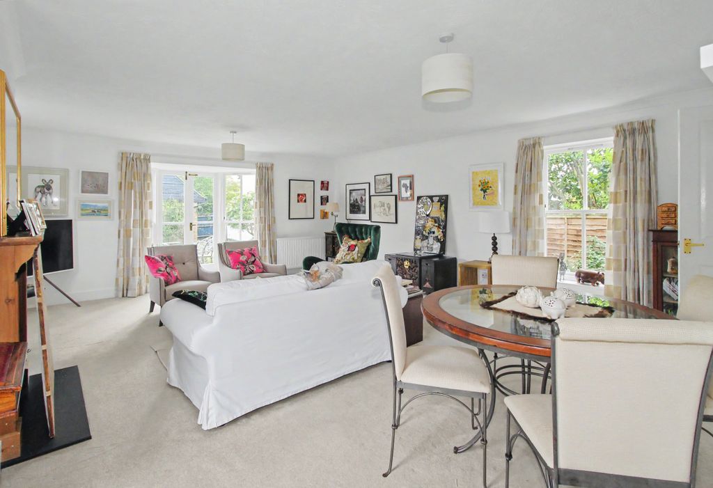 Additional image 2 of 3 bed detached house to rentBrisson Close, West End, Esher KT10