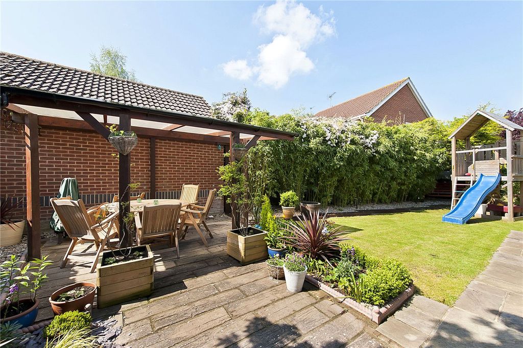Additional image 4 of 4 bed detached house to rentSaint Andrews Gardens, Cobham, Surrey KT11