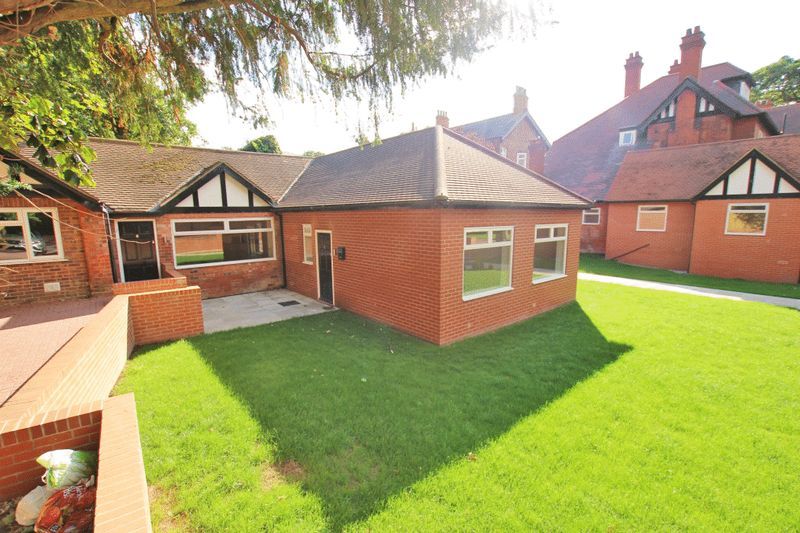 2 bed bungalow to rentThe Lodge, Abbey Road, Grimsby DN32