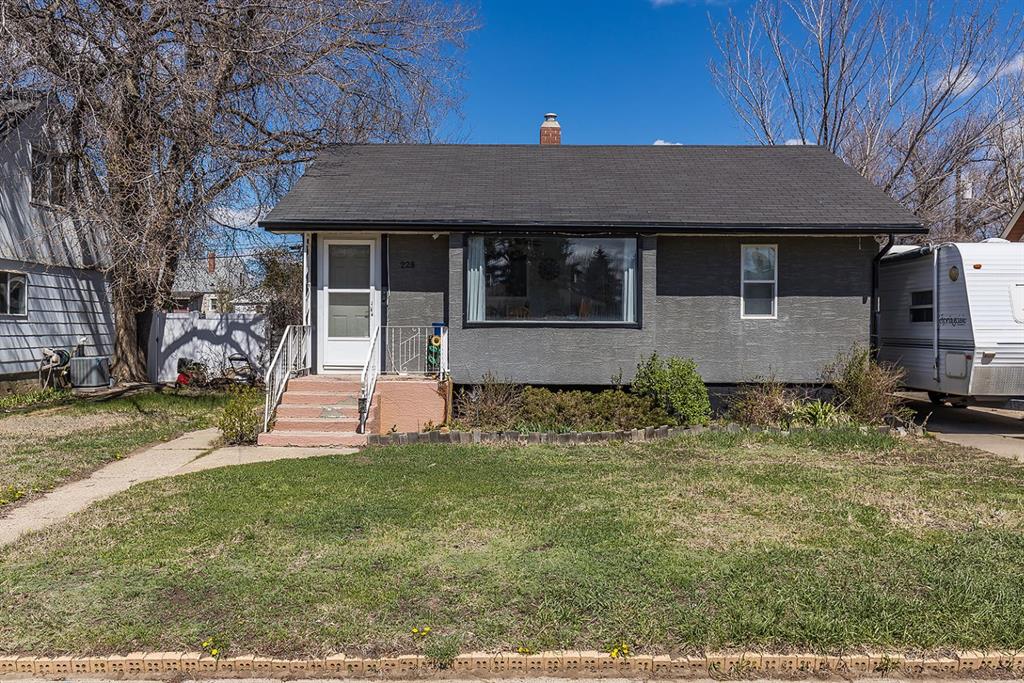 228 11 Street SW, Medicine Hat, AB, T1A4S4