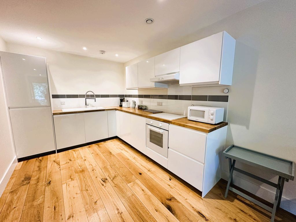 2 bed flat to rentSt. Stephens Road, Canterbury CT2 photo 3