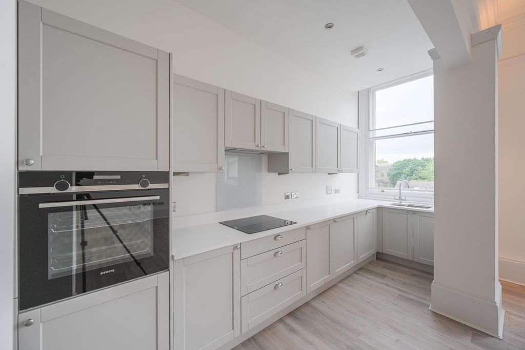 2 bed flat to rentSt Marys Gate, Derby DE1 photo 2