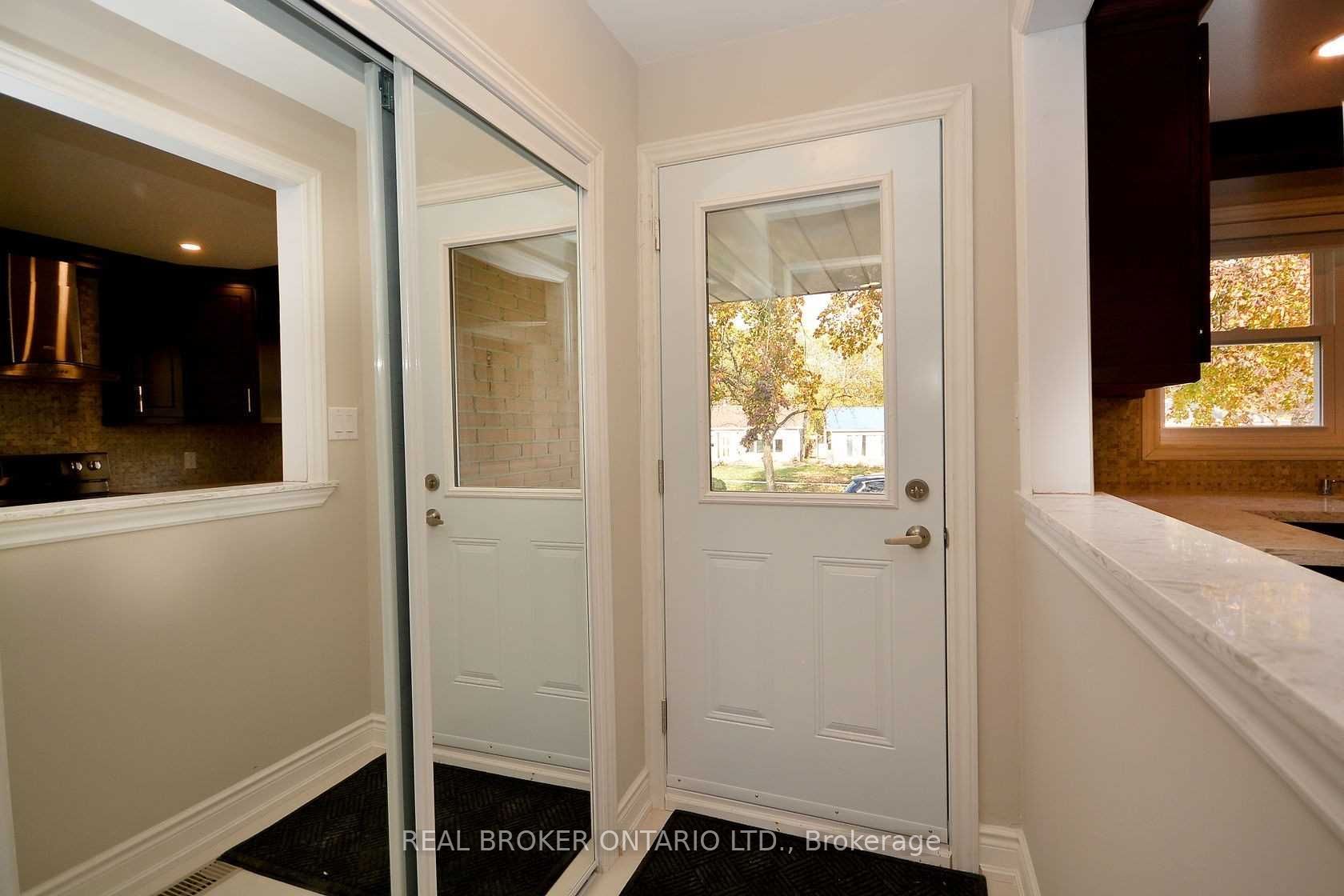 Additional image 3 of (MAIN)-2276 Bostock Crescent, Mississauga, ON, L5J 3T1