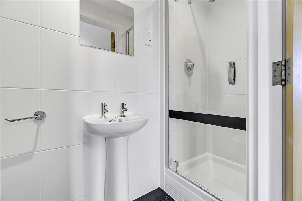 Additional image 7 of 5 bed property to rentSouthmead Road, Westbury-On-Trym, Bristol BS10