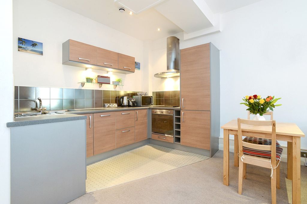 2 bed flat to rentThe Establishment, Broadway, Lace Market NG1 photo 3