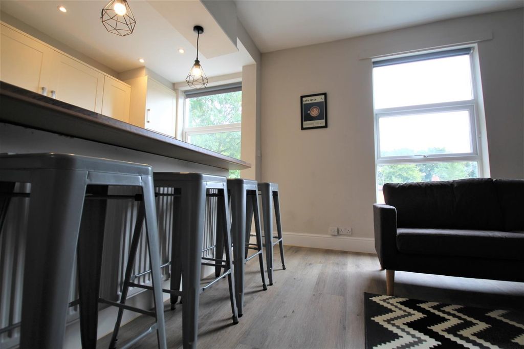 Additional image 5 of 5 bed flat to rentCliff Road, Woodhouse, Leeds, West Yorkshire LS6