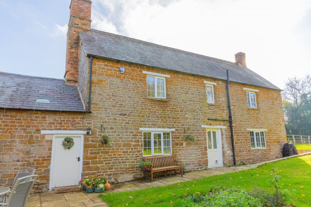 3 bed detached house to rentAdstone NN12