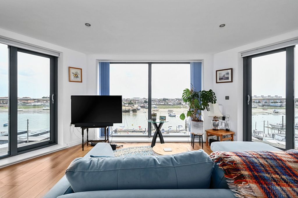 3 bed flat to rentMariner Point, 83 Brighton Road, Shoreham BN43